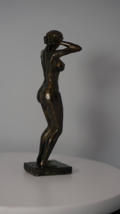 The shower Woman Statue