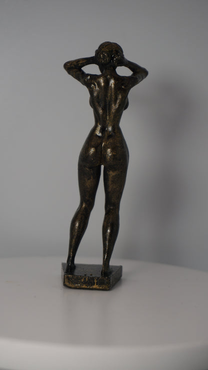 The shower Woman Statue