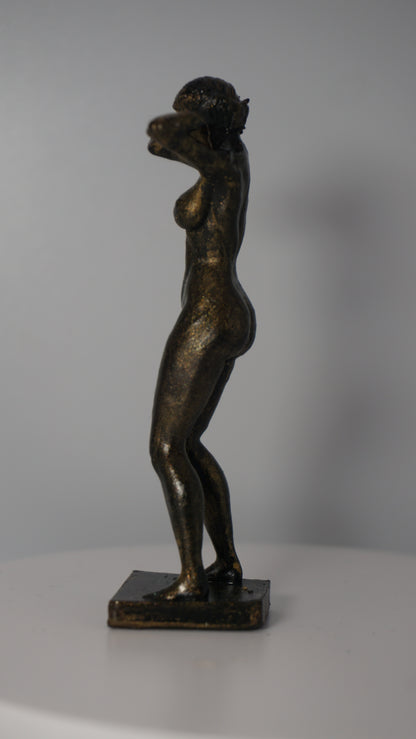 The shower Woman Statue