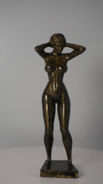 The shower Woman Statue